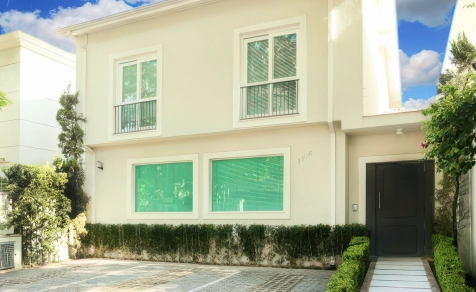 Fachada da Biella Clínica Integrada, com entrada e jardim