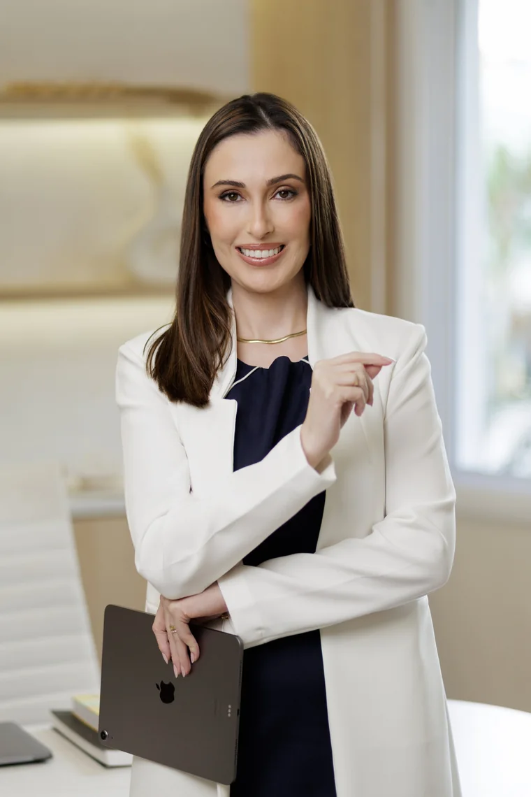 Dra. Marina Biella em seu consultório